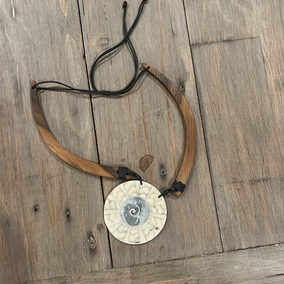 Adjustable necklace. Wood and plastic. - Picture 4 of 4